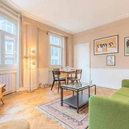 2 Bedroom 2 Min From The Train Stations! Apartment