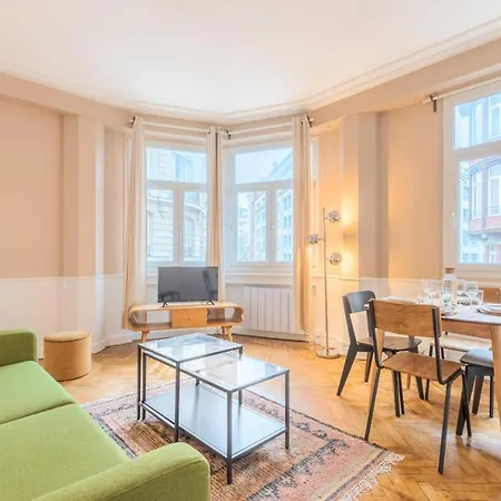 2 Bedroom 2 Min From The Train Stations! Apartment