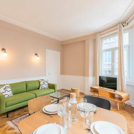2 Bedroom 2 Min From The Train Stations! *
