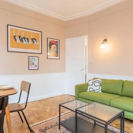2 Bedroom 2 Min From The Train Stations! Apartment *
