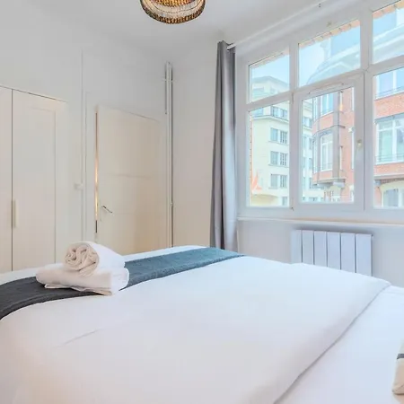 2 Bedroom 2 Min From The Train Stations! Apartment *