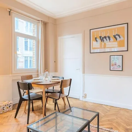 Apartment 2 Bedroom 2 Min From The Train Stations!
