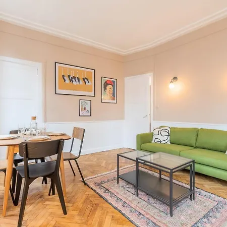 Apartment 2 Bedroom 2 Min From The Train Stations! *