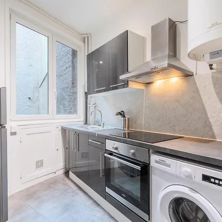 Apartment 2 Bedroom 2 Min From The Train Stations!