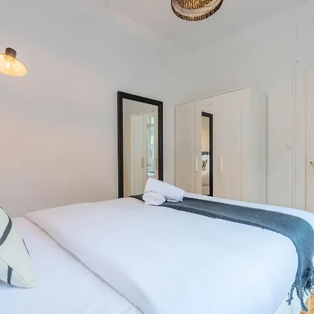 2 Bedroom 2 Min From The Train Stations! Apartment *