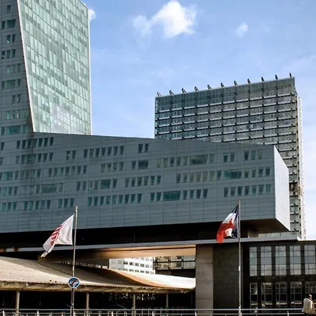 2 Bedroom 2 Min From The Train Stations! Apartment *