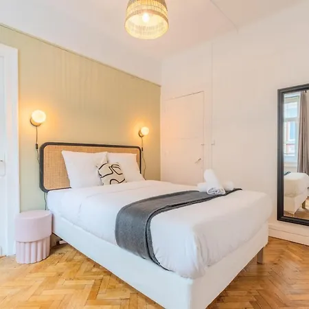 Apartment 2 Bedroom 2 Min From The Train Stations!