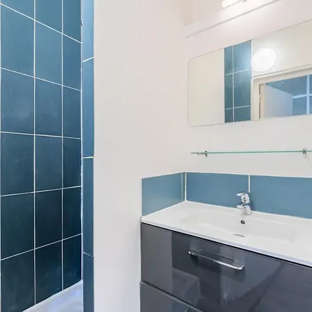 2 Bedroom 2 Min From The Train Stations! Apartment
