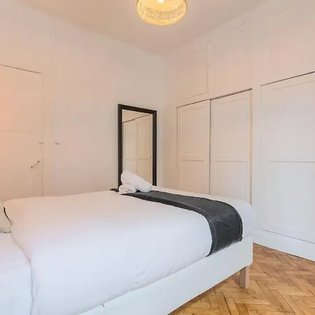 2 Bedroom 2 Min From The Train Stations! *