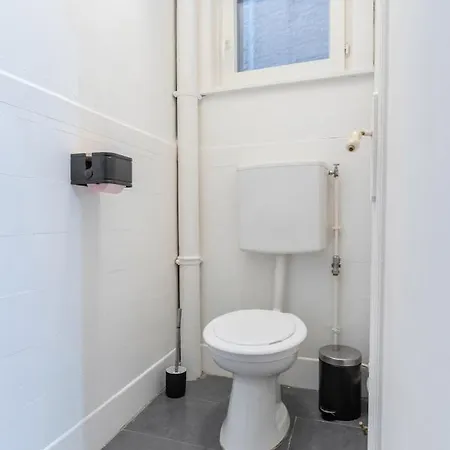 Apartment 2 Bedroom 2 Min From The Train Stations! *