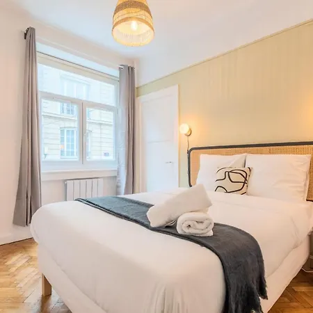 Apartment 2 Bedroom 2 Min From The Train Stations!