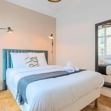 Apartment 2 Bedroom 2 Min From The Train Stations! *